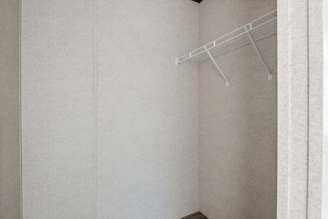 Riverside 1456 interior home features