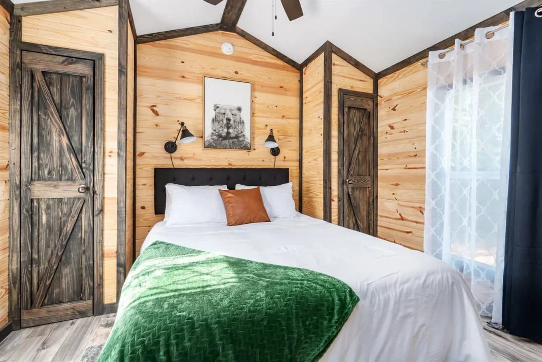 Whispering pines | 4b 100 bedroom home features