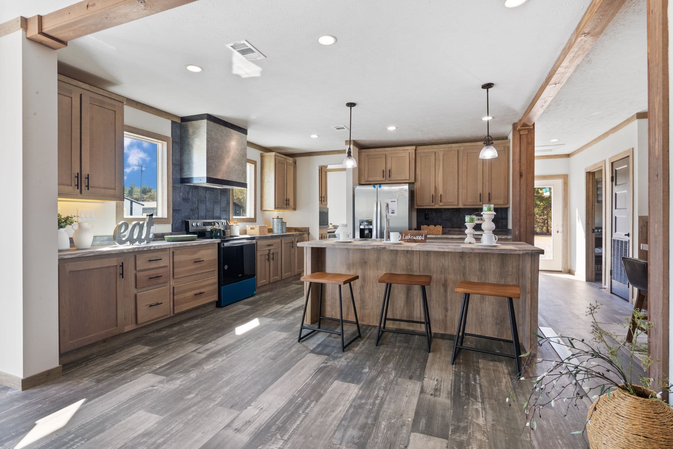 The lakewood interior and kitchen home features