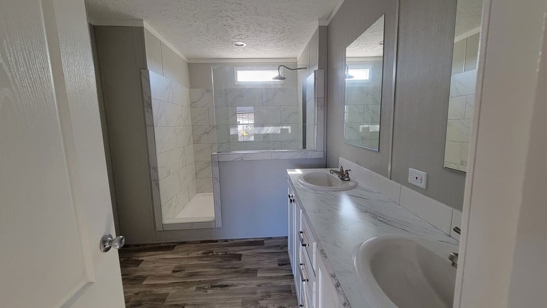 Cavco 32684c bathroom home features