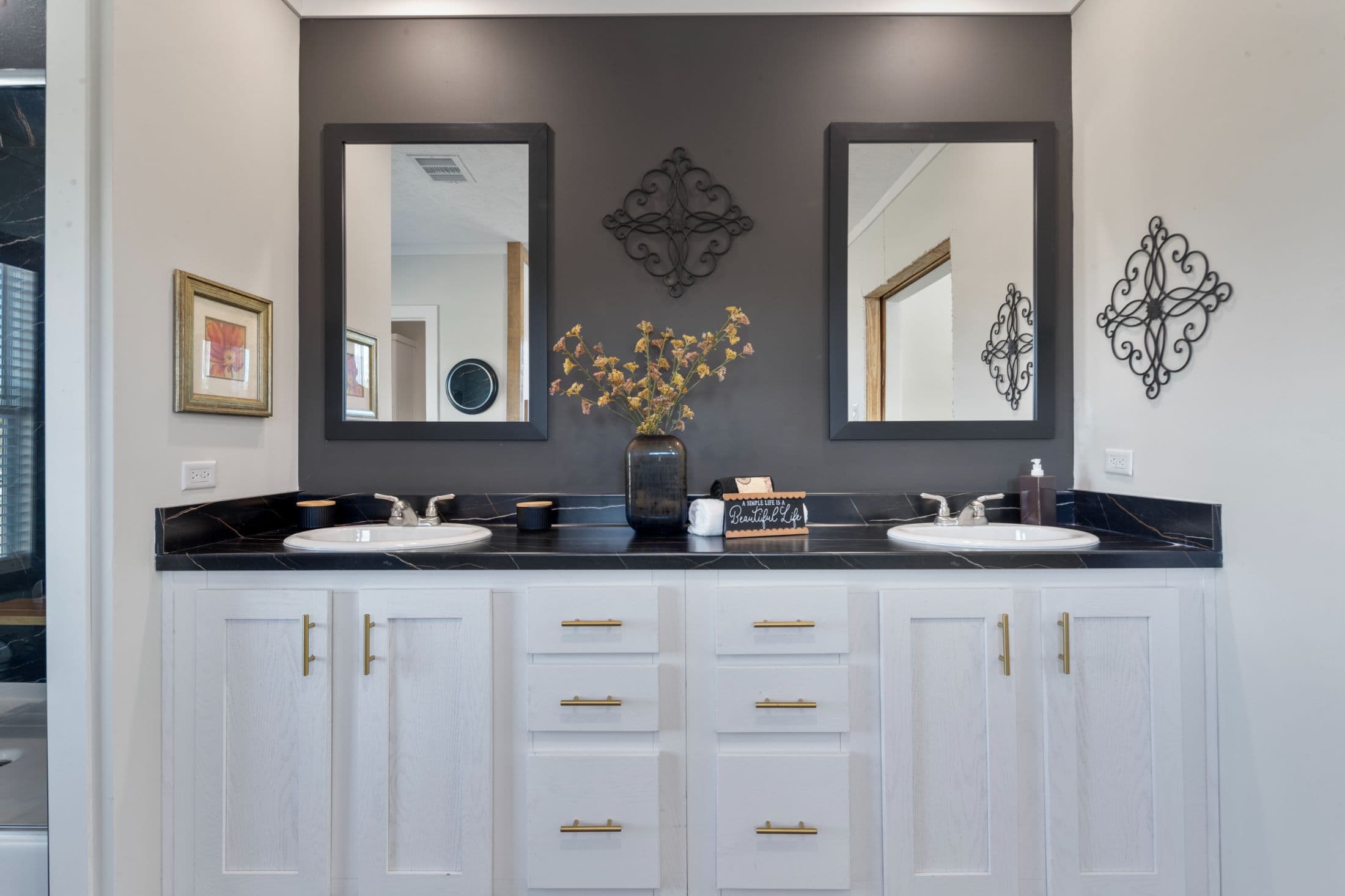 The twin creek  home features