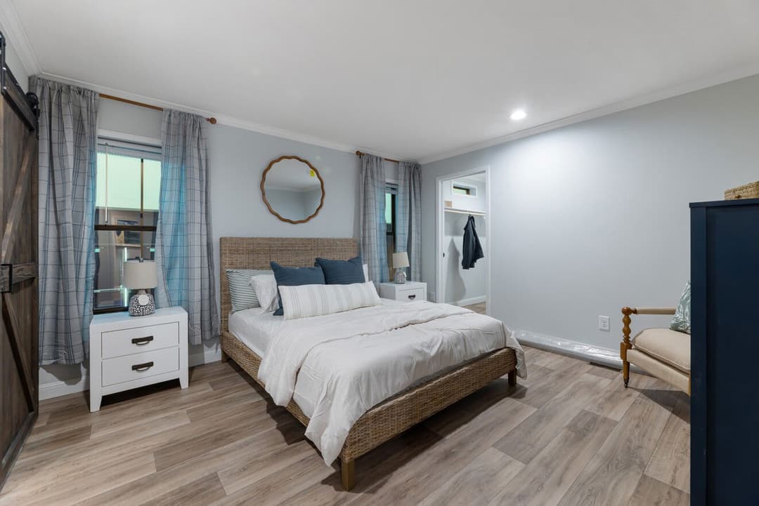 Pegasus 28483h bedroom home features