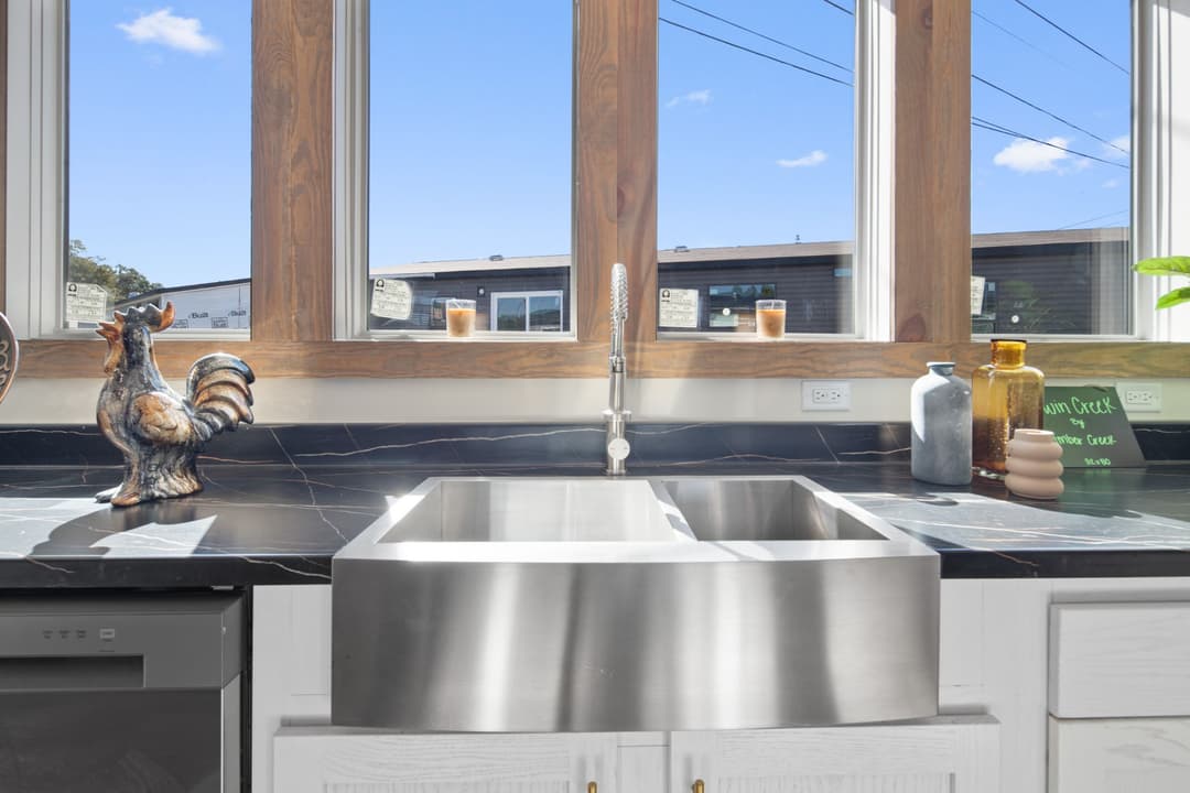 The twin creek interior and kitchen home features