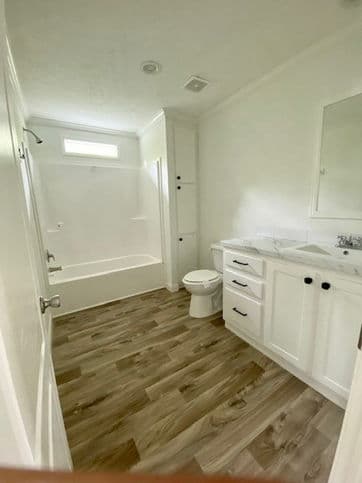 Country manor 32663m bathroom home features