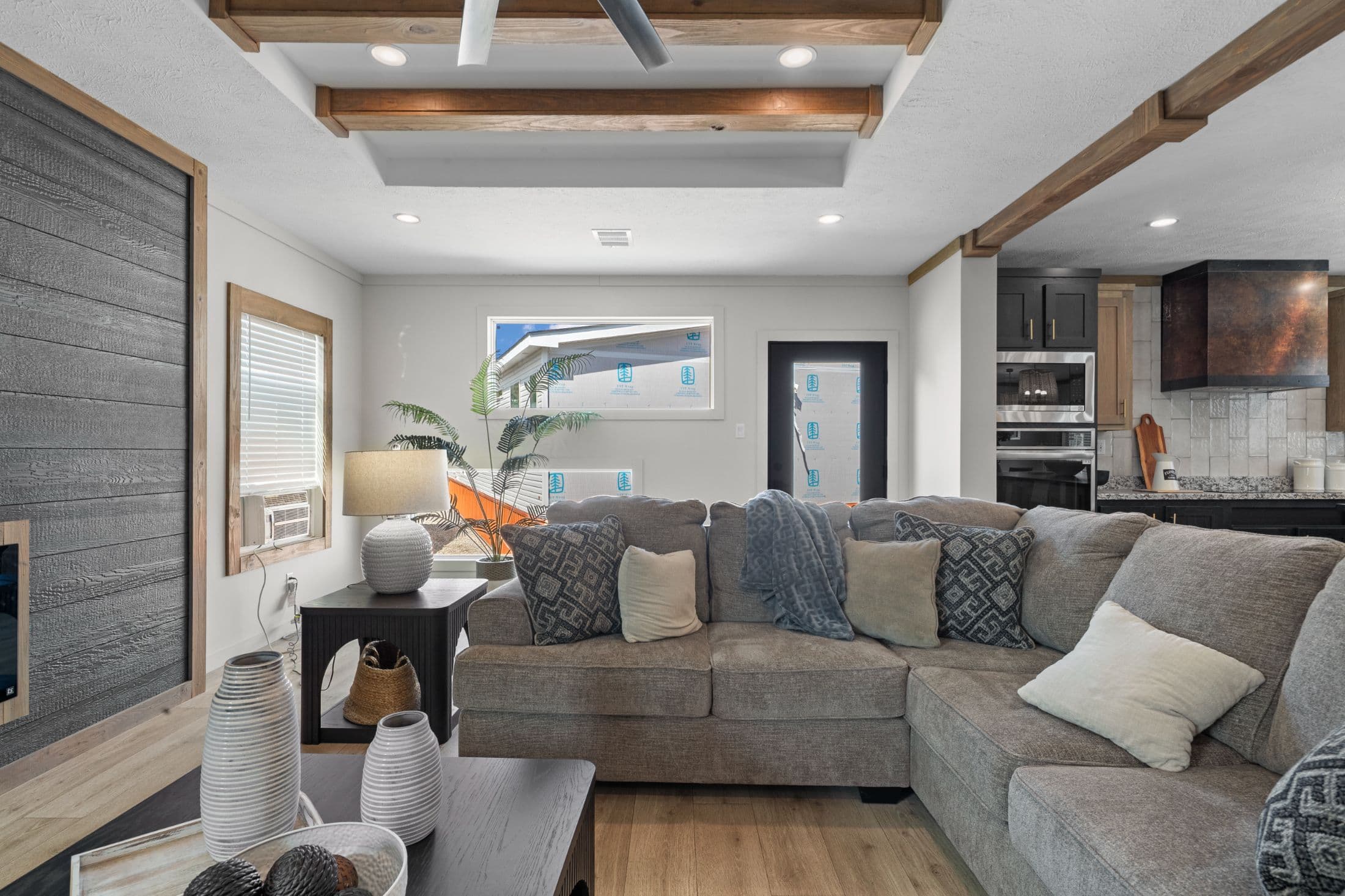 The highland oak  home features