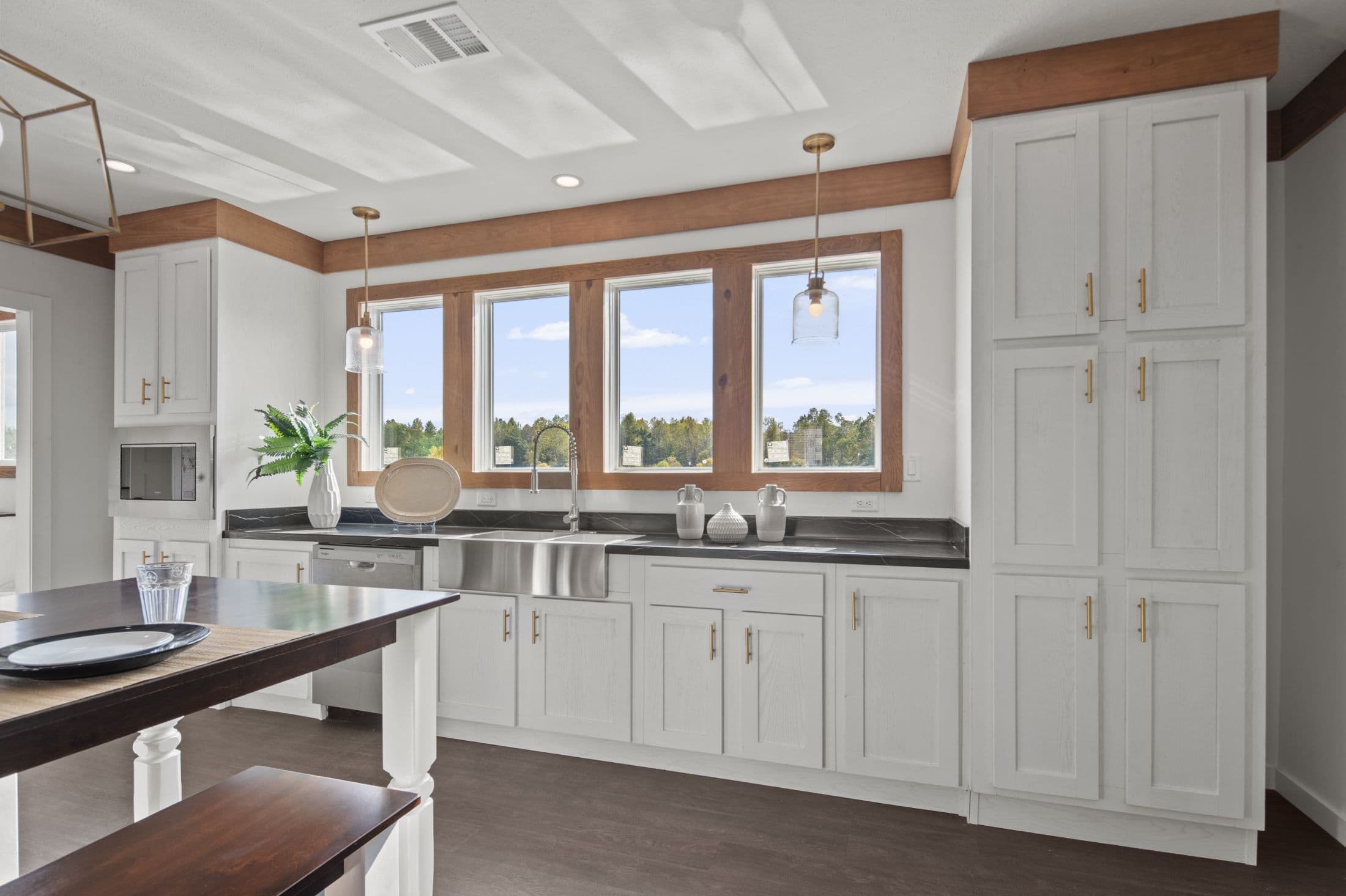 The little creek interior and kitchen home features