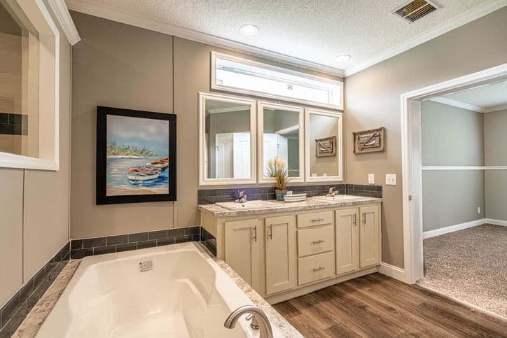 Thomas 32663b bathroom home features