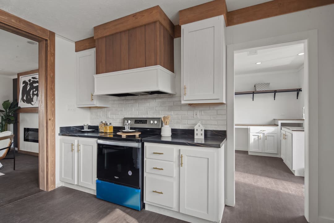 The little creek interior and kitchen home features