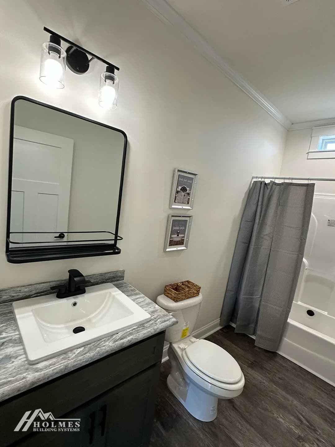 Caroline bathroom home features