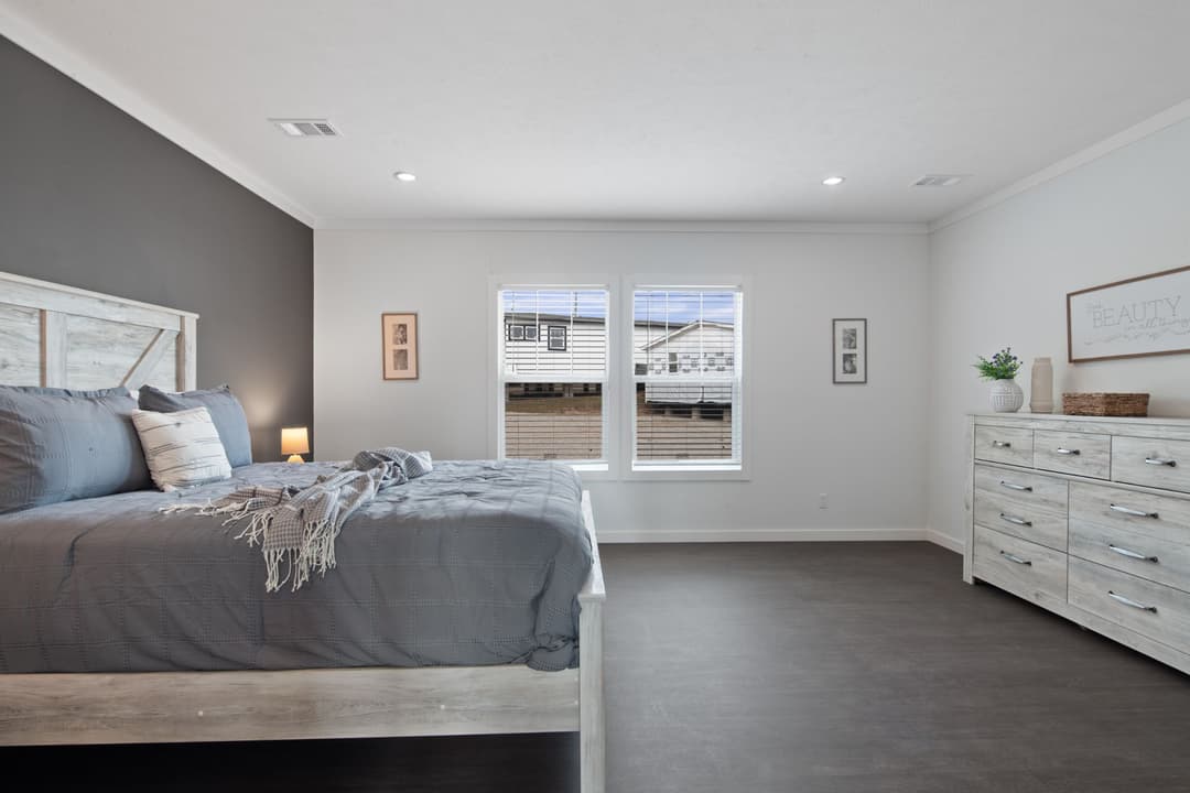 The little creek interior and bedroom home features