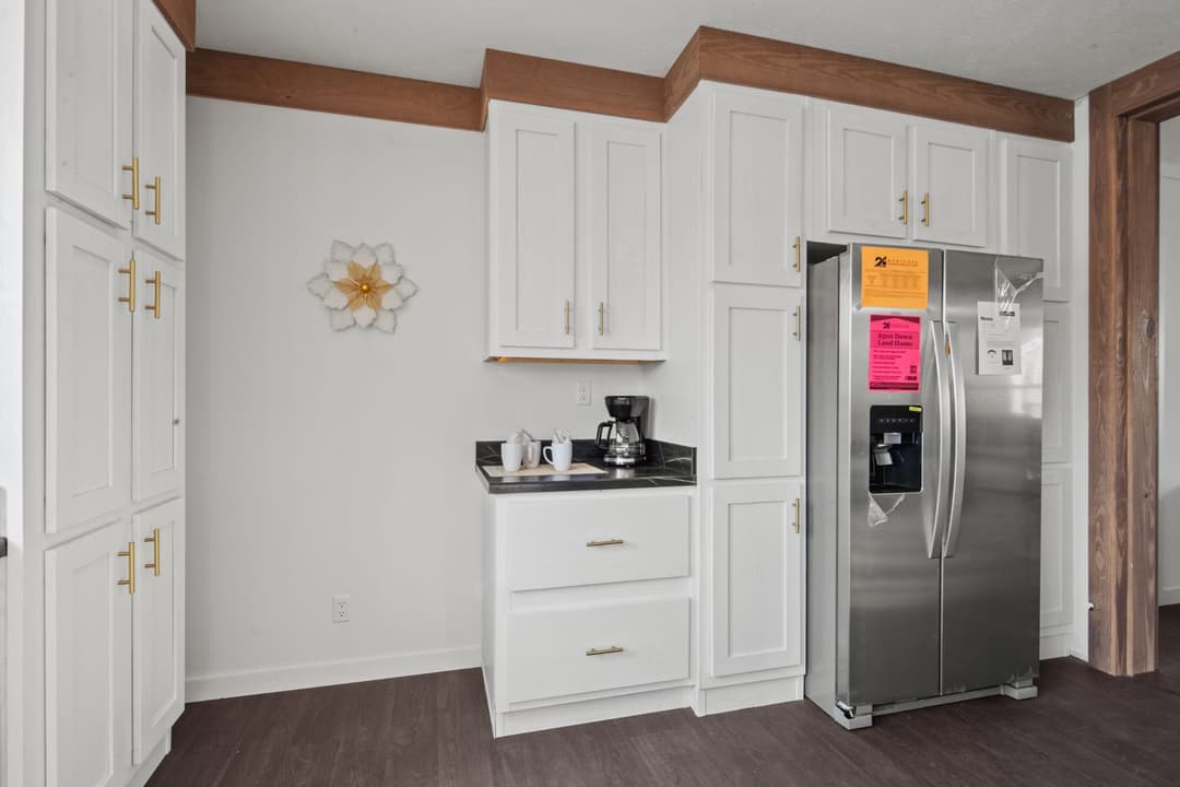 The little creek interior and kitchen home features