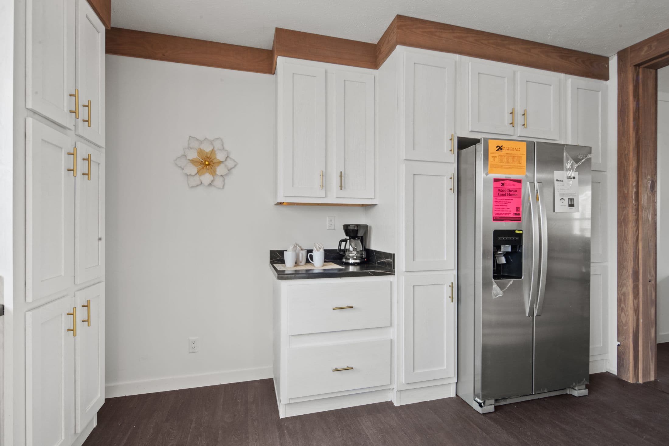 The little creek interior and kitchen home features