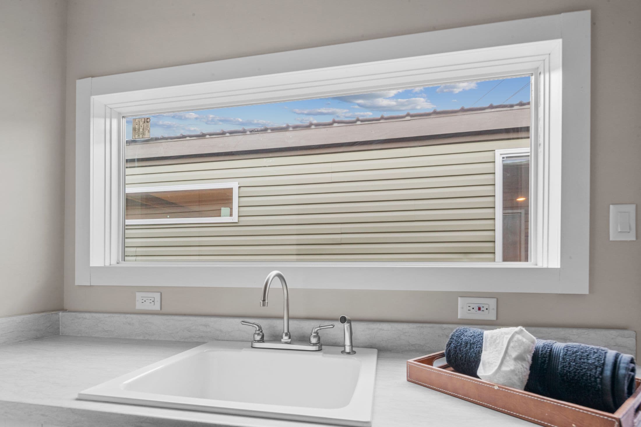 The azalea interior and kitchen home features