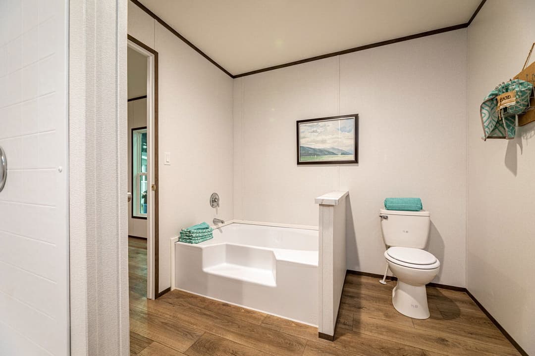 16663a bathroom home features