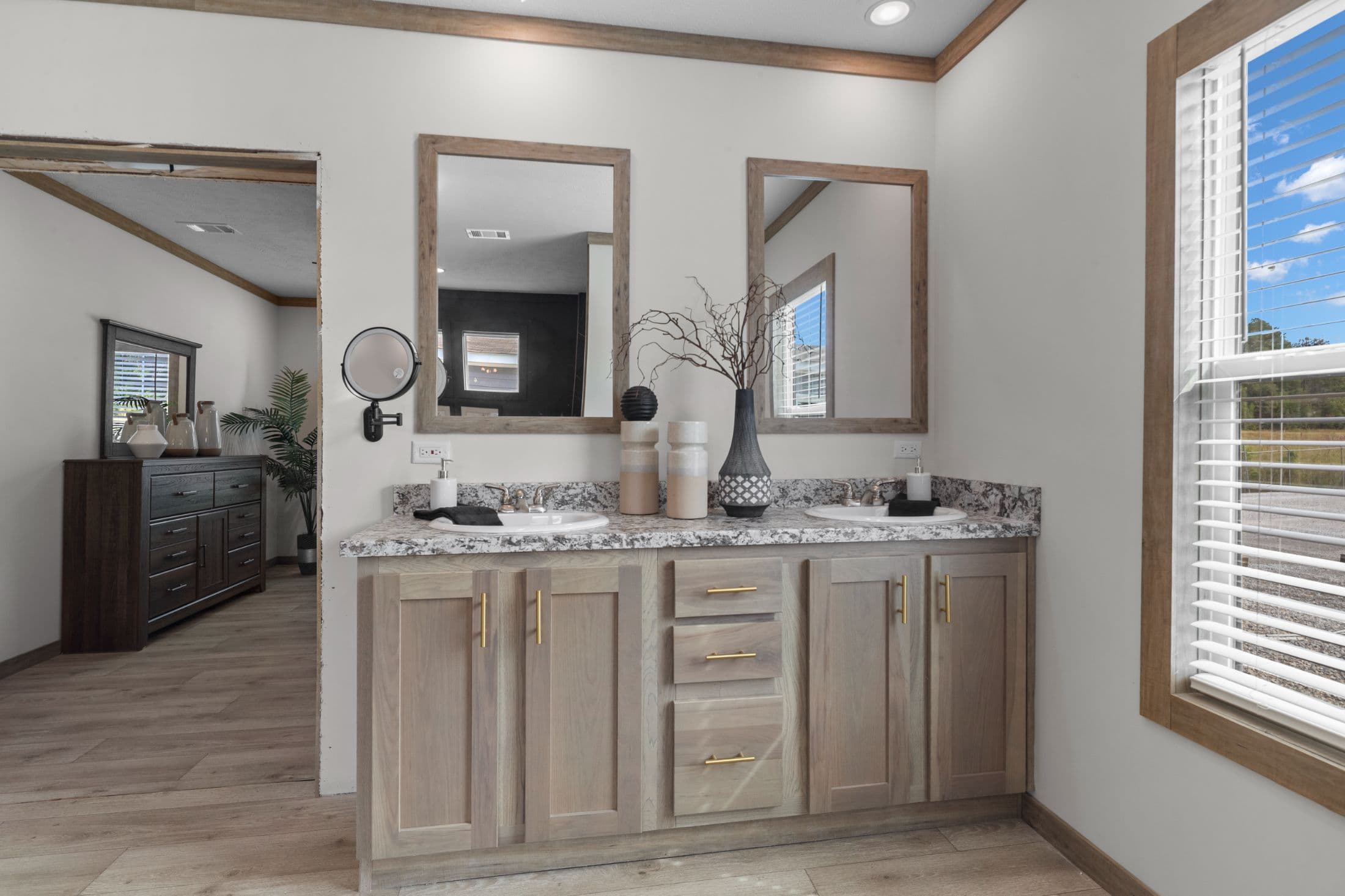 The highland oak interior and bathroom home features