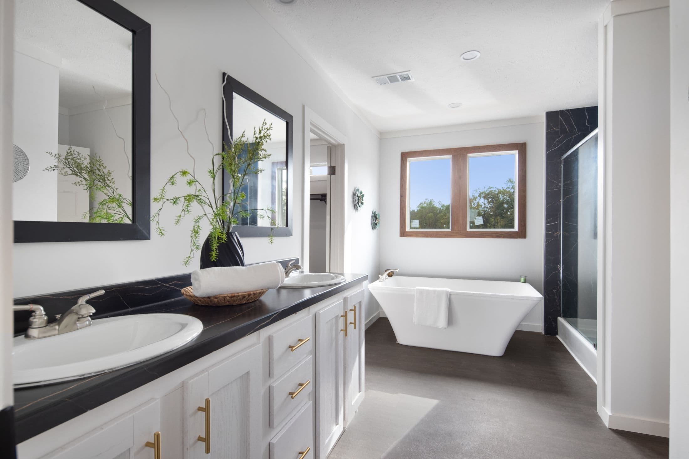 The little creek interior and bathroom home features