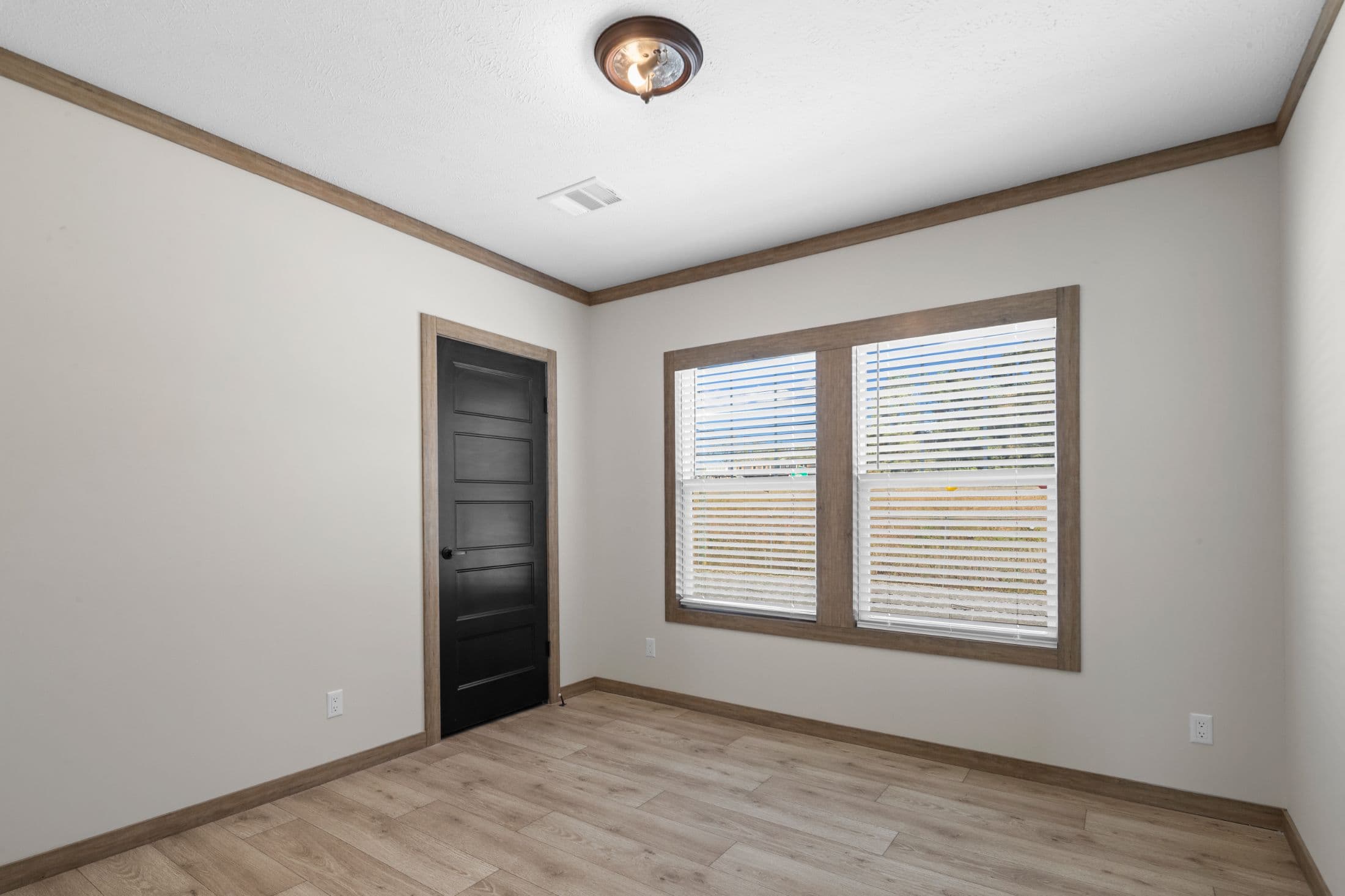 The highland oak  home features