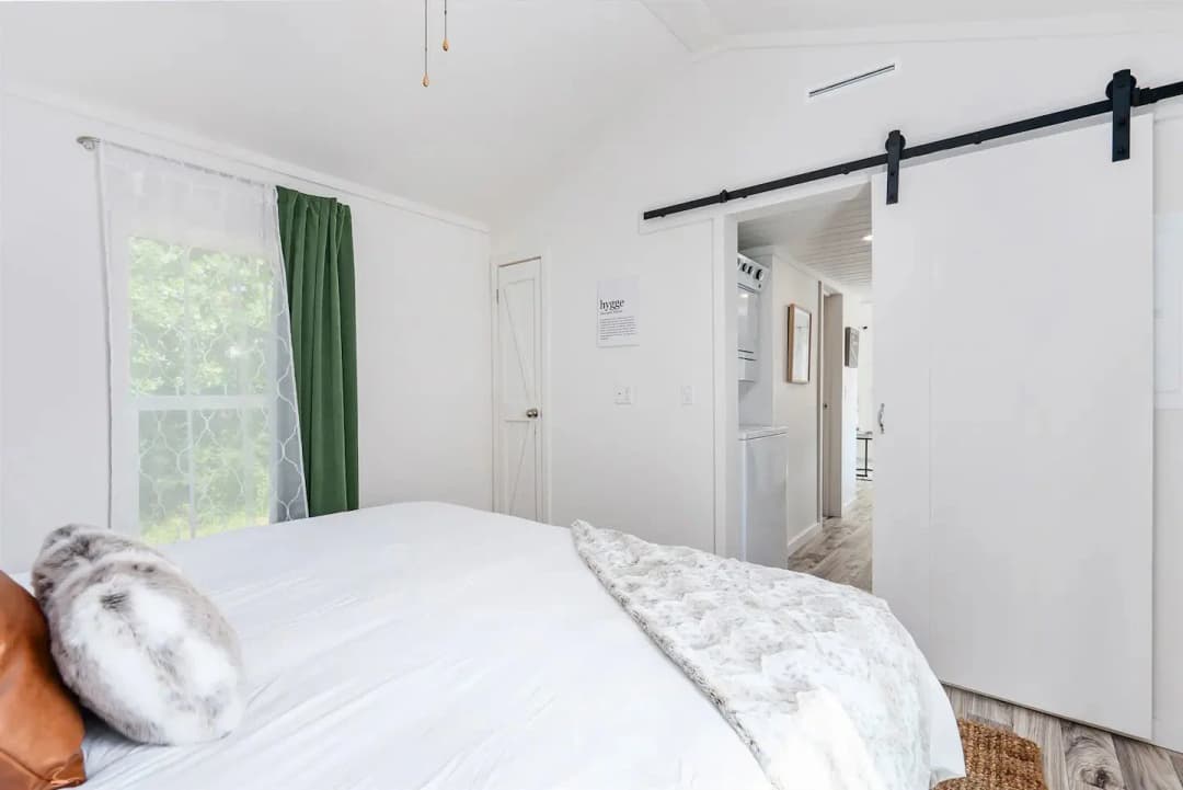 Whispering pines | 4b 100 bedroom home features