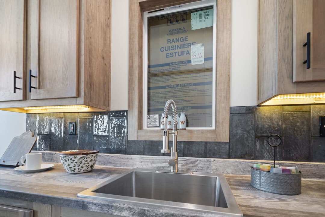 The lakewood interior and kitchen home features