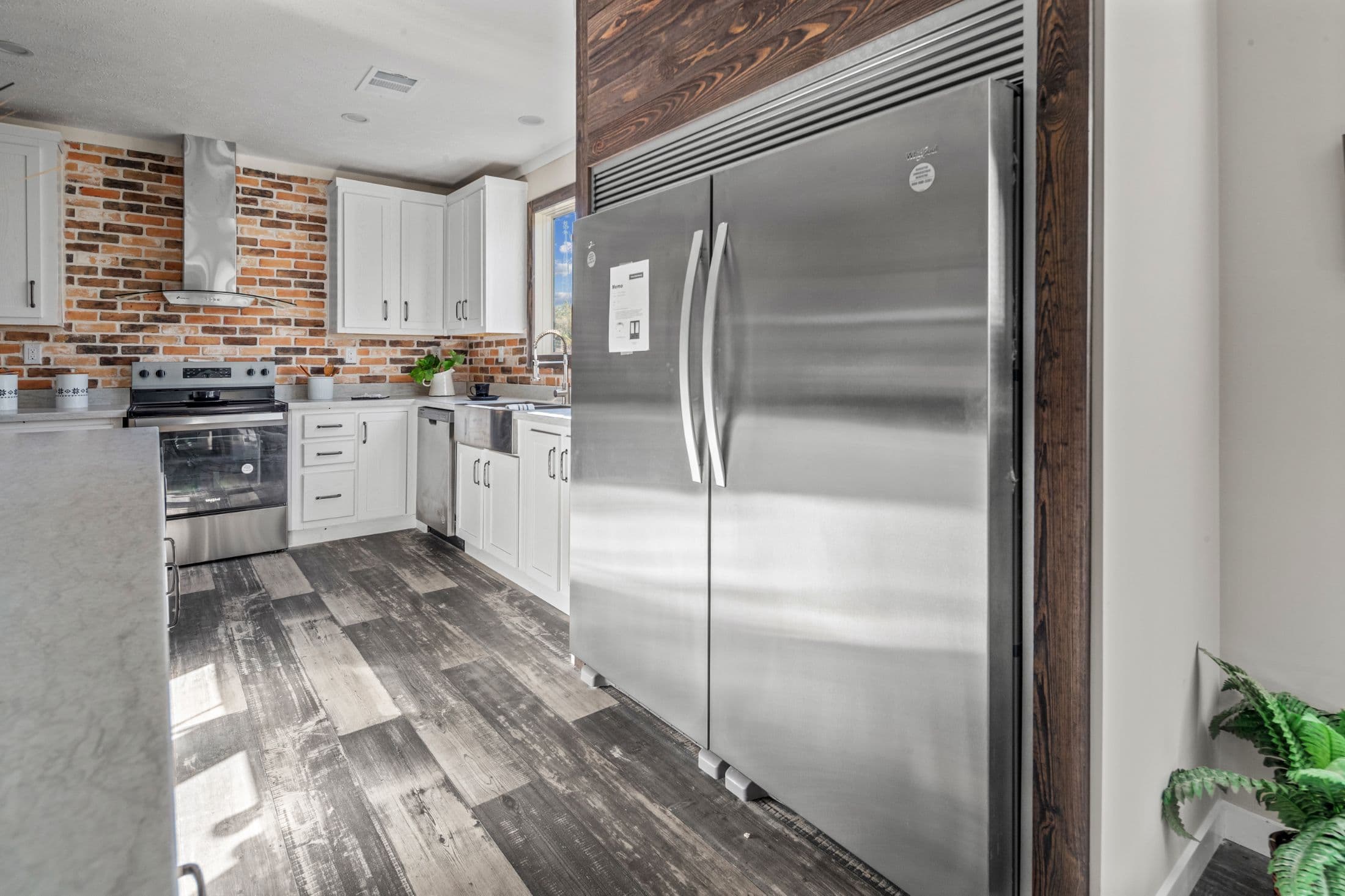 The azalea interior and kitchen home features