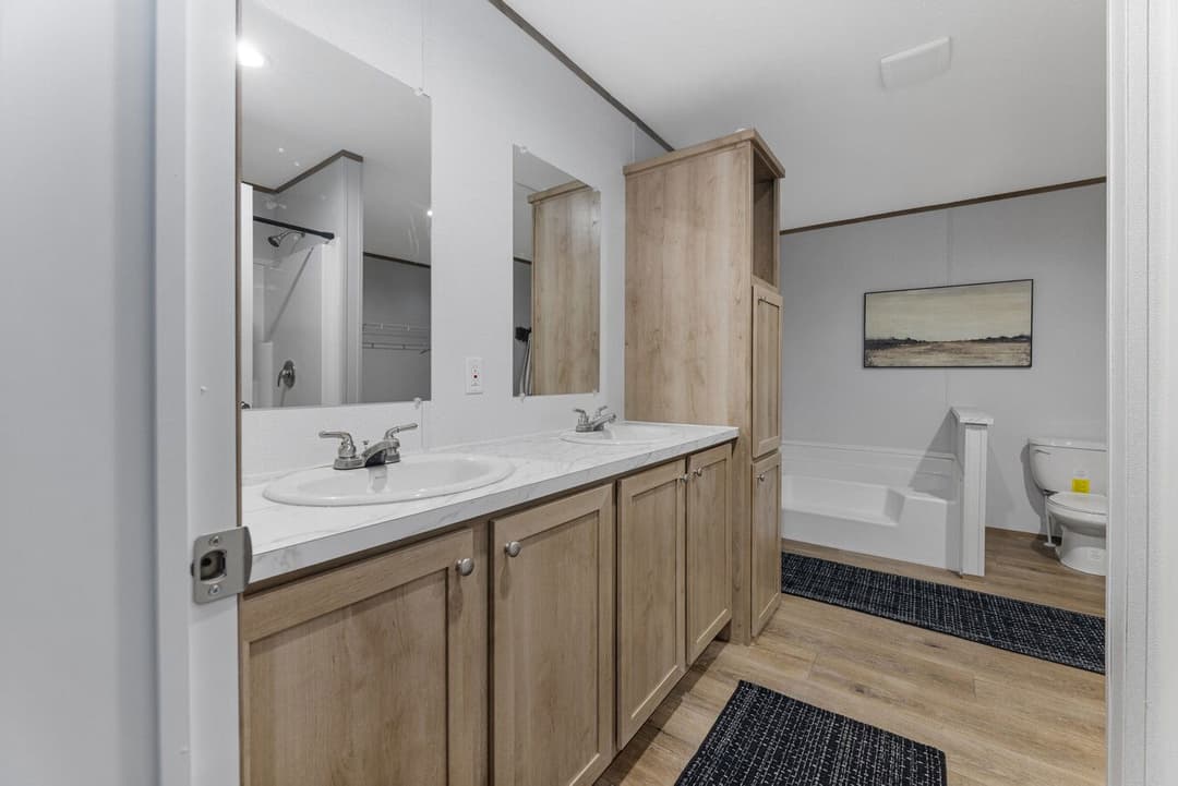 Phoenix 32563a bathroom home features