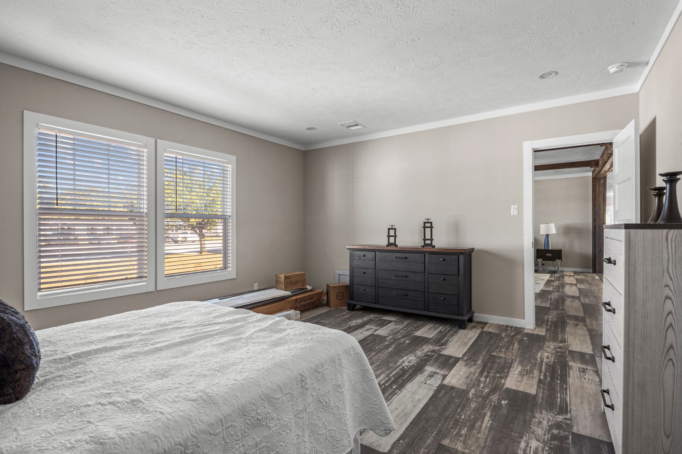 The azalea interior and bedroom home features