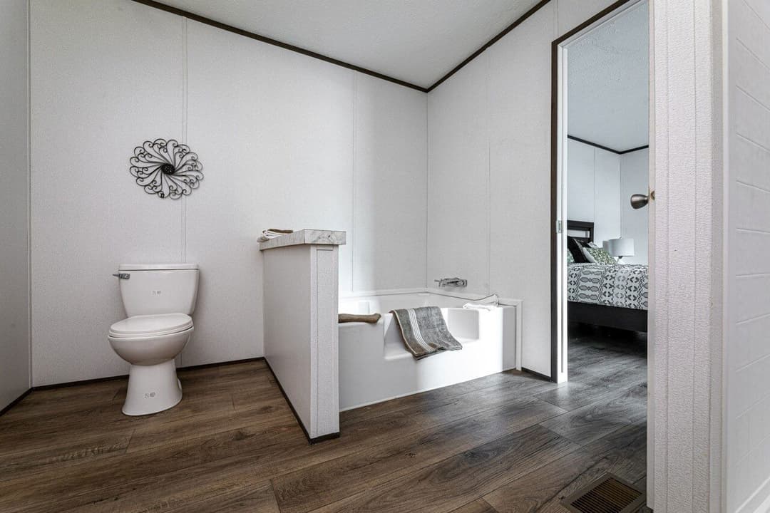 Phoenix 16763a bathroom home features