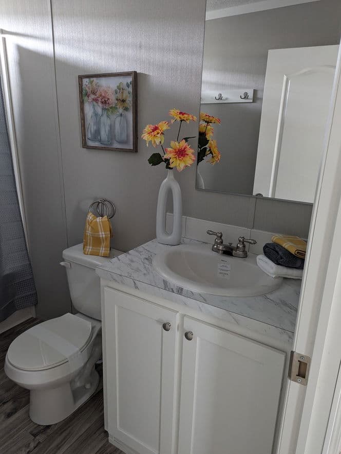 Cavco 28563c bathroom home features