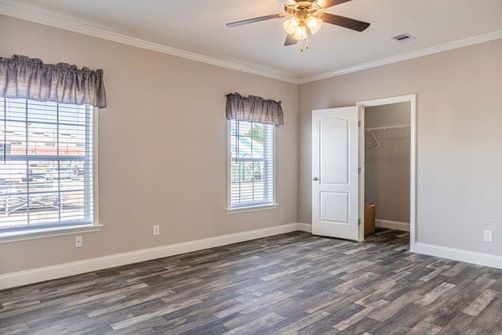 King 32764b bedroom home features