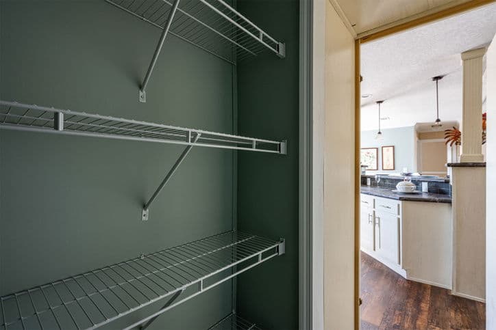 Bannister 28523c interior home features