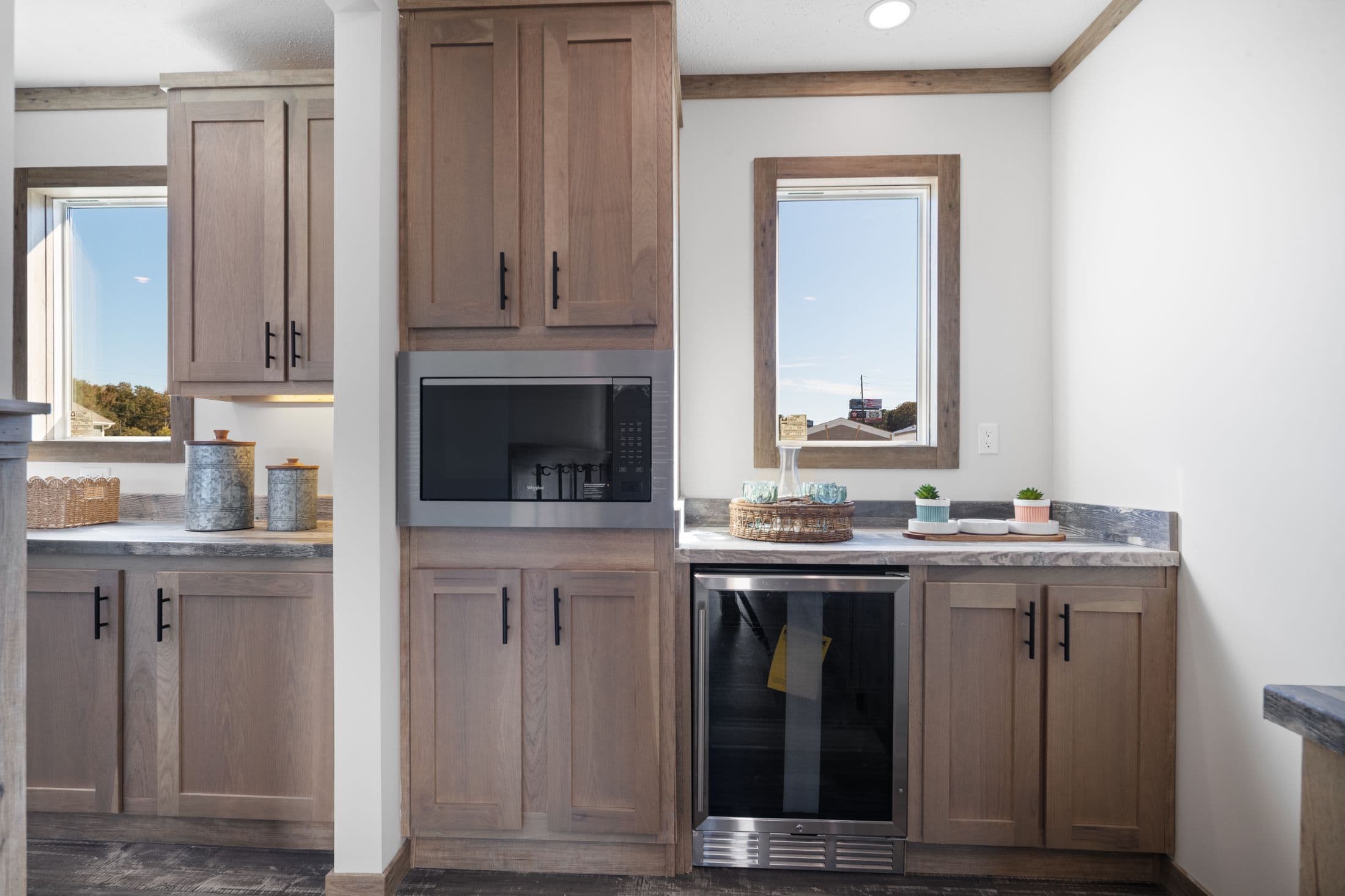 The lakewood interior and kitchen home features