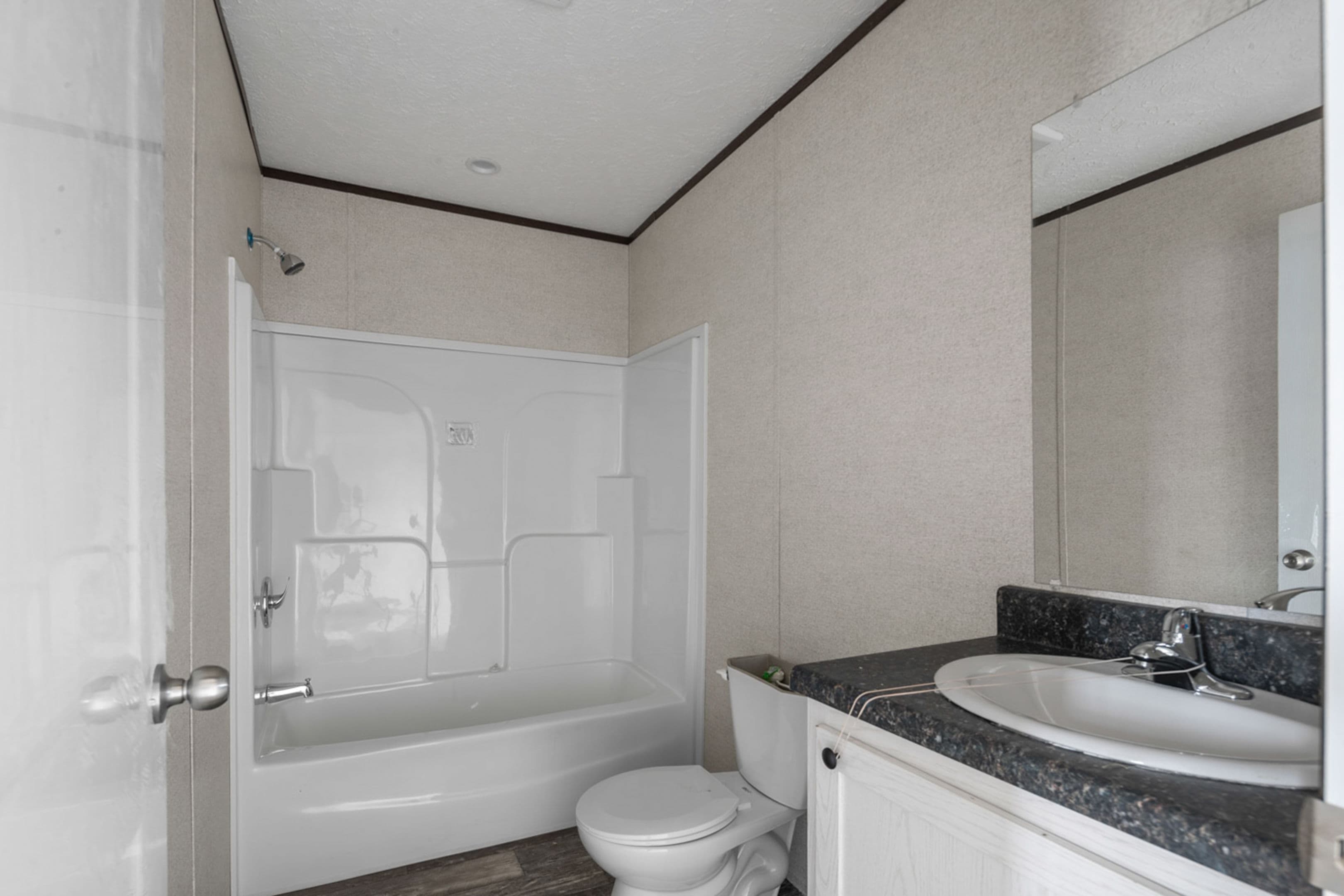 Riverside 1456 interior and bathroom home features