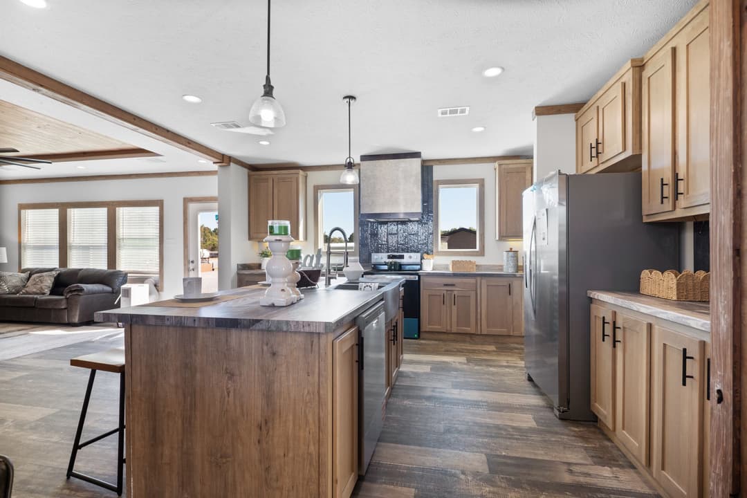 The lakewood interior and kitchen home features