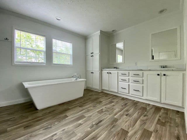 Country manor 32663m bathroom home features