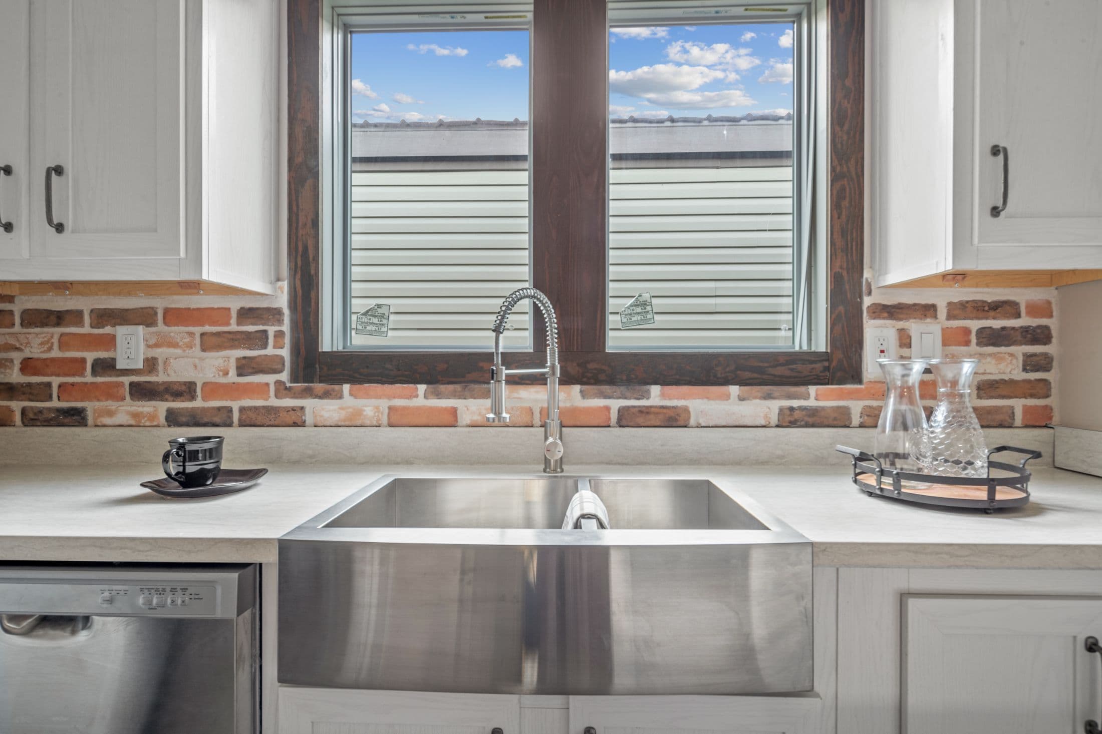 The azalea interior and kitchen home features