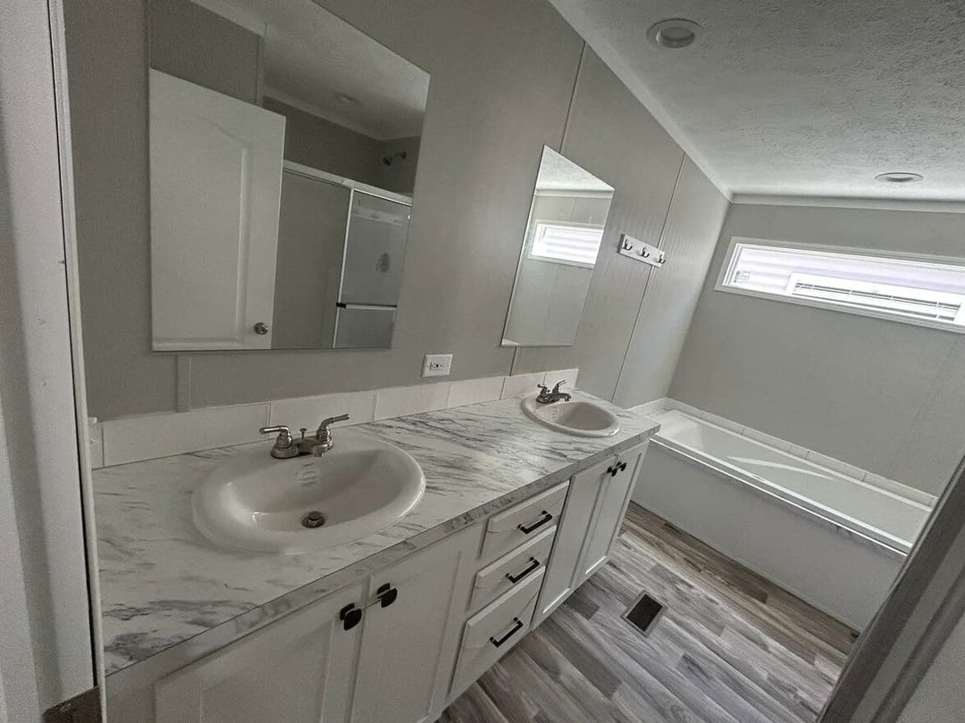 Country manor 28563m bathroom home features