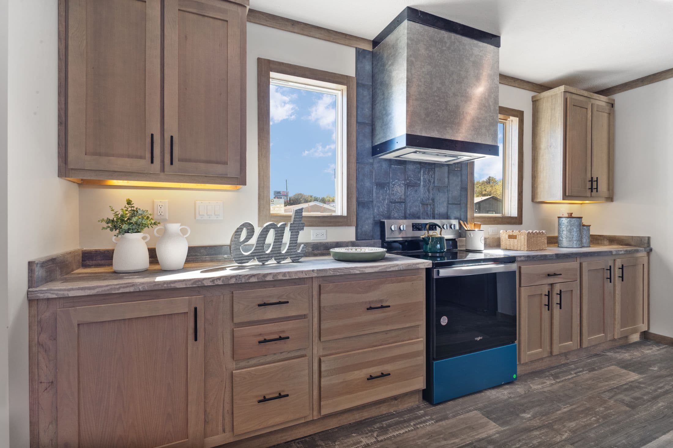 The lakewood interior and kitchen home features