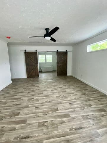 Country manor 32663m interior home features