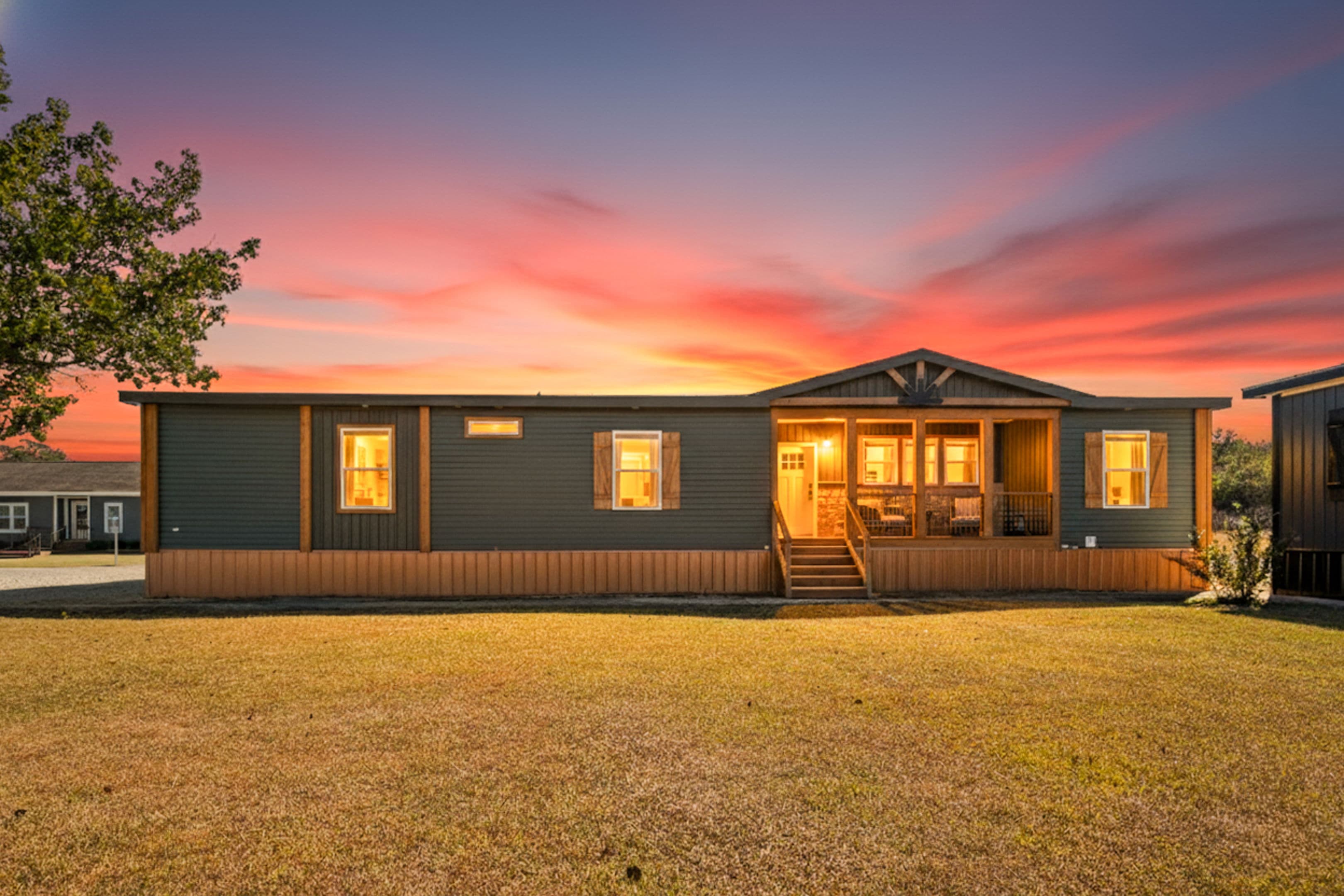 The lakewood hero and exterior home features