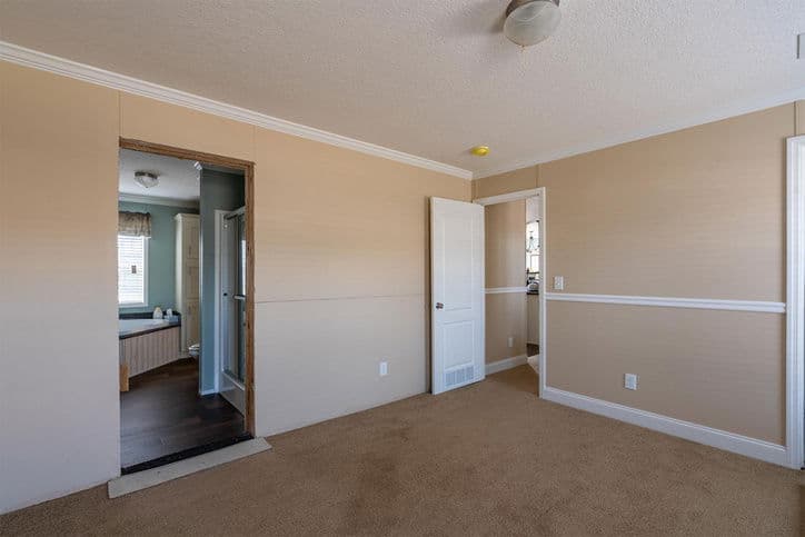 Bannister 28523c bedroom home features