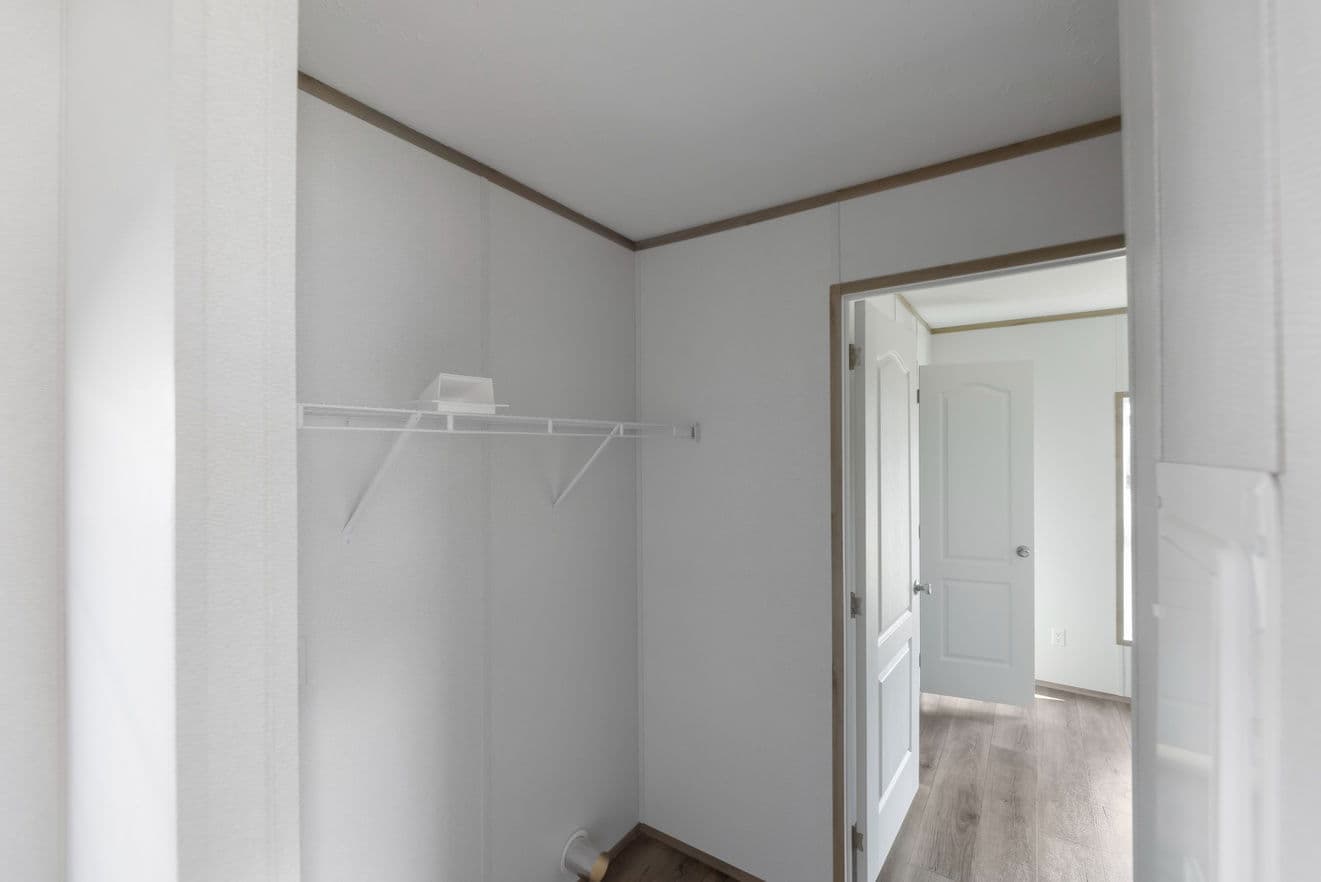 Phoenix 16663a interior home features